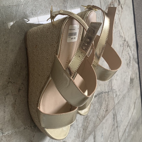 NWT Gold wedges size 10 - Picture 2 of 3
